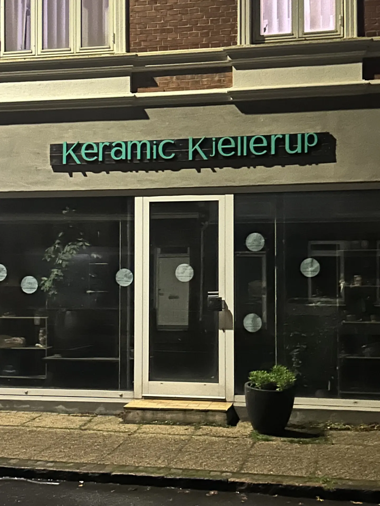 Facade på Keramic Kjellerup butikken på Søndergade 23